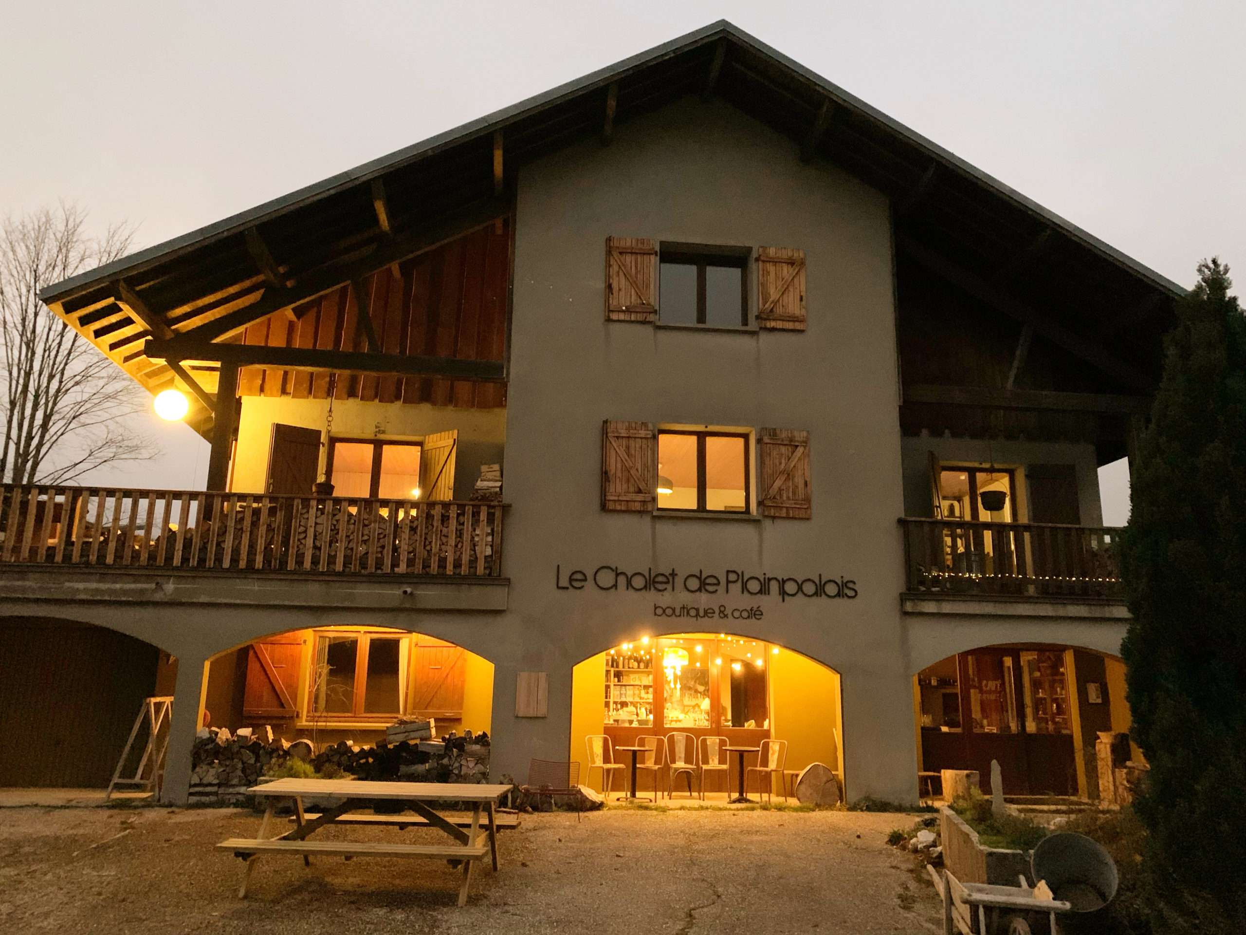 chalet de Plainpalais by night