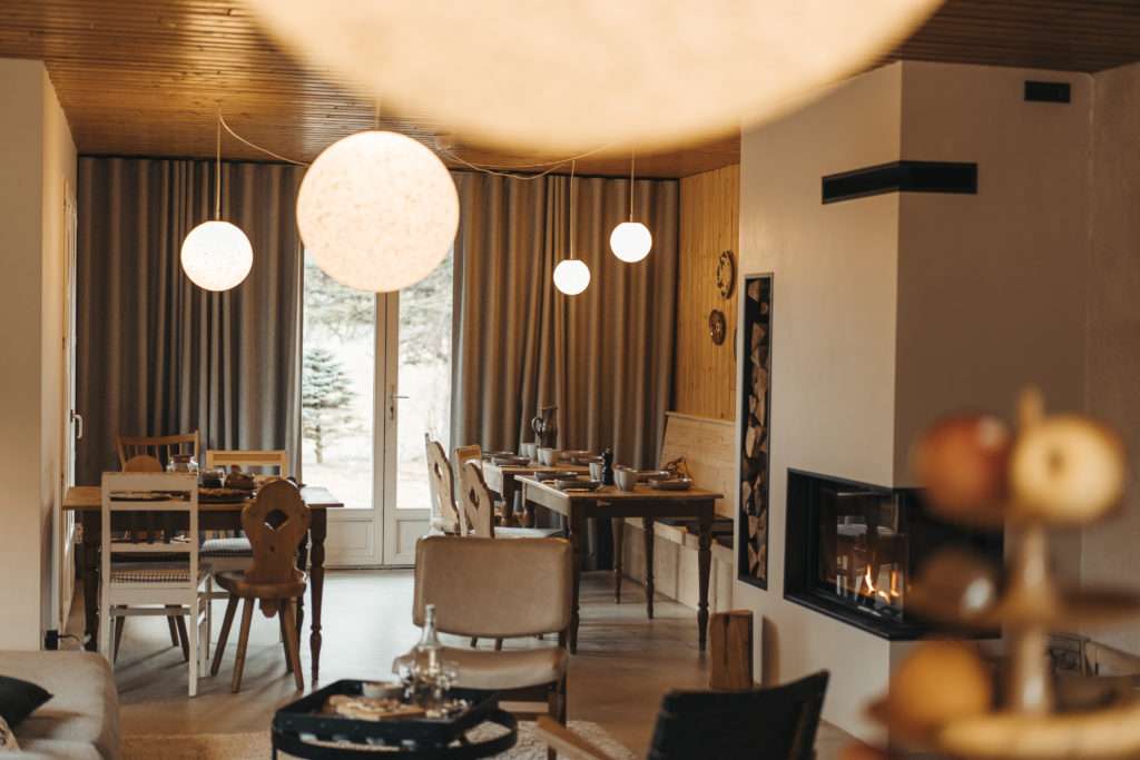 salon salle a manger avec cheminée feu de bois table d'hote